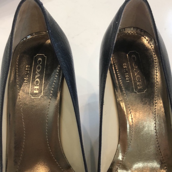 Navy and brown Coach pointy toe heel both pair women's size 81/2 but run 9 - Picture 4 of 16
